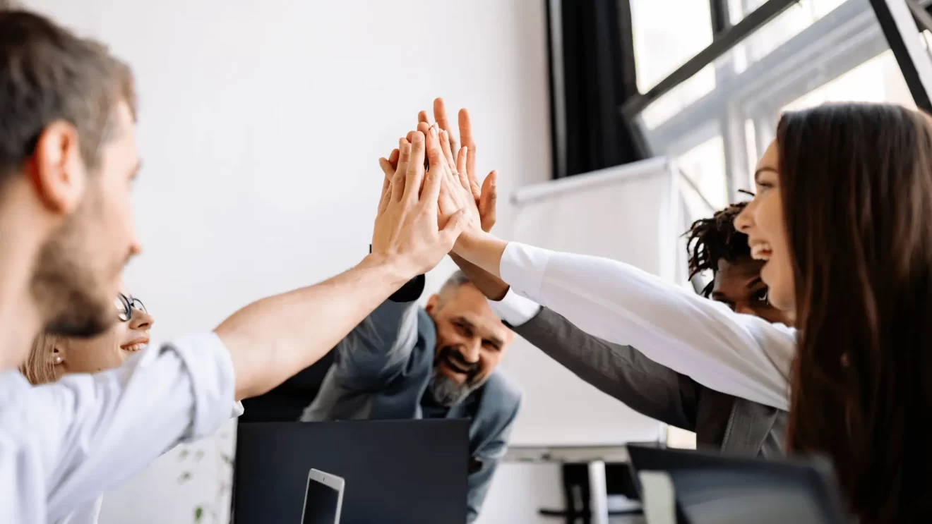 team di lavoro che si batte il cinque a vicenda