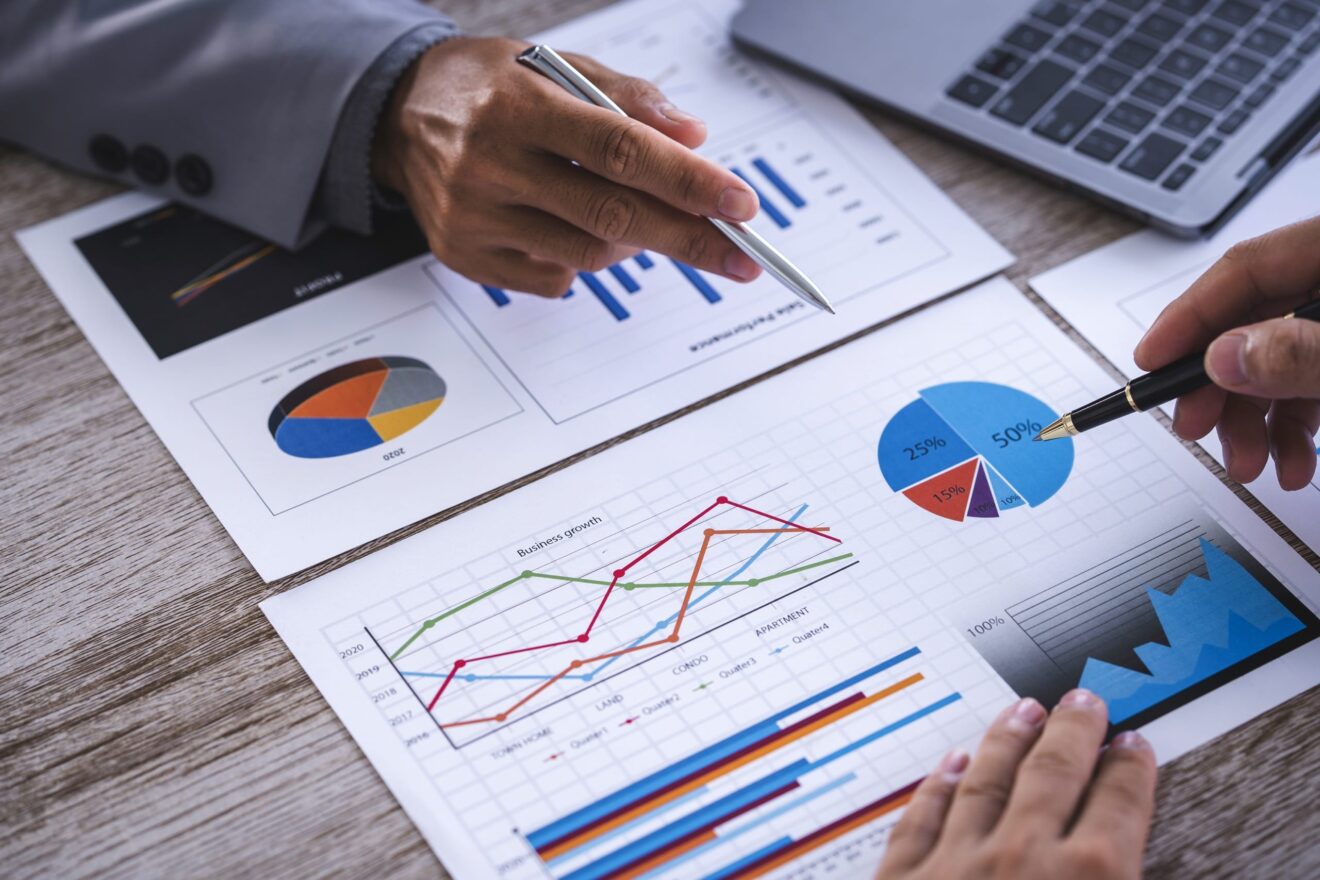 due persone che analizzano grafici riguardanti le vendite