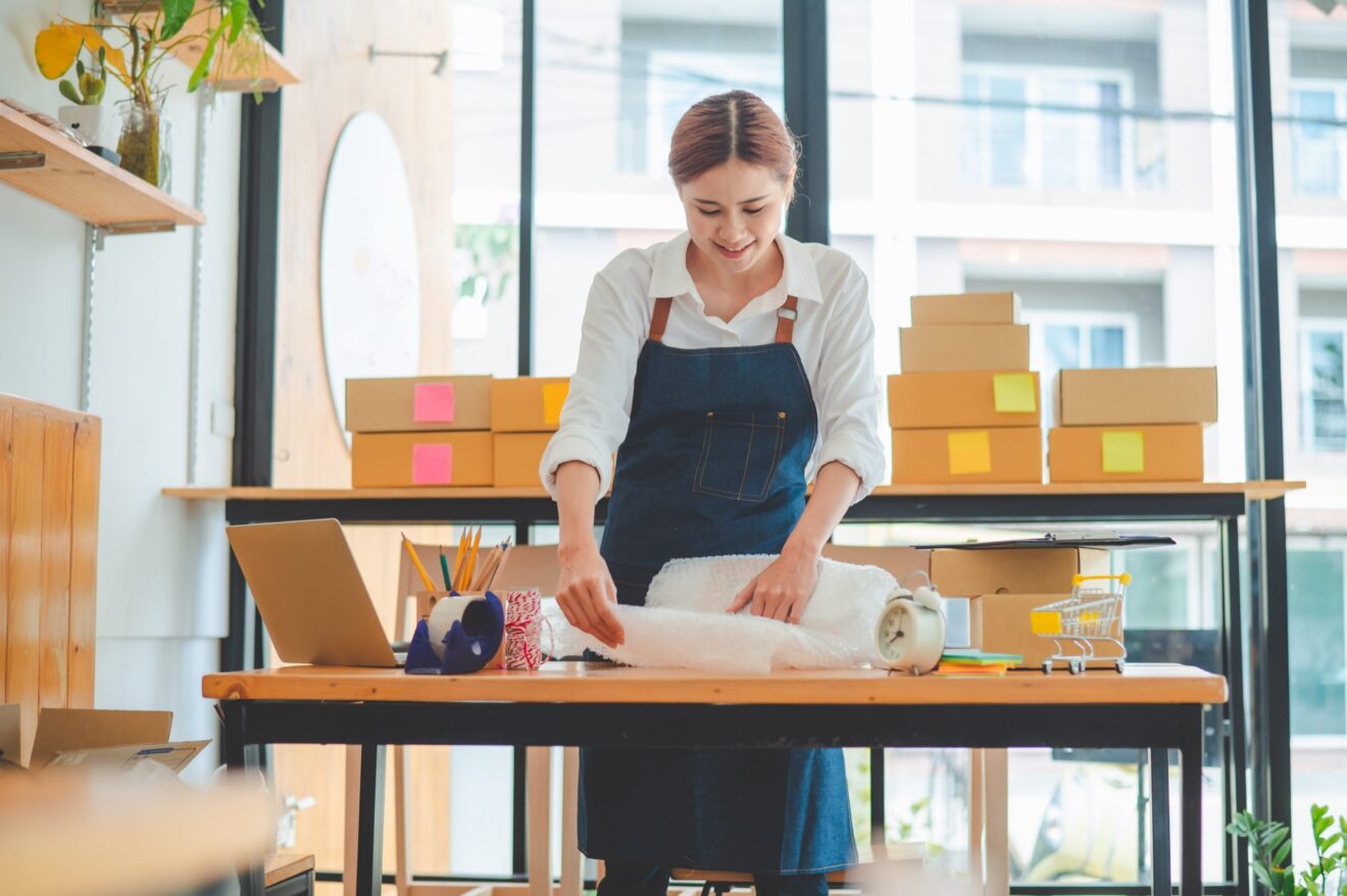 negoziante che prepara spedizione pacco
